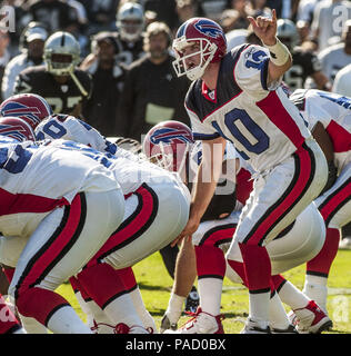 Oakland, la California, Stati Uniti d'America. 23 ott 2005. Buffalo Bills quarterback Kelly Holcomb (10) Domenica, 23 ottobre 2005, a Oakland, in California. I raider hanno sconfitto le bollette 38-17. Credito: Al di Golub/ZUMA filo/Alamy Live News Foto Stock