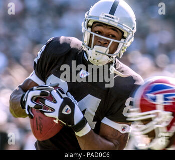 Oakland, la California, Stati Uniti d'America. 23 ott 2005. Oakland Raiders wide receiver Jerry Porter (84) Catture passano la domenica, 23 ottobre 2005, a Oakland, in California. I raider hanno sconfitto le bollette 38-17. Credito: Al di Golub/ZUMA filo/Alamy Live News Foto Stock