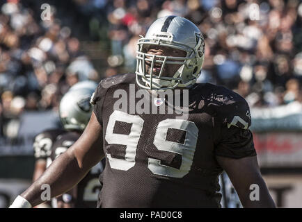 Oakland, la California, Stati Uniti d'America. 23 ott 2005. Oakland Raiders tackle difensivo Warren Sapp (99) Domenica, 23 ottobre 2005, a Oakland, in California. I raider hanno sconfitto le bollette 38-17. Credito: Al di Golub/ZUMA filo/Alamy Live News Foto Stock