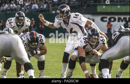 Oakland, la California, Stati Uniti d'America. Xiii Nov, 2005. Denver Broncos quarterback Jake Plummer (16) oltre il centro Tom Nalen (66) Domenica 13 Novembre, 2005, a Oakland, in California. I Broncos sconfitti i raider 31-17. Credito: Al di Golub/ZUMA filo/Alamy Live News Foto Stock