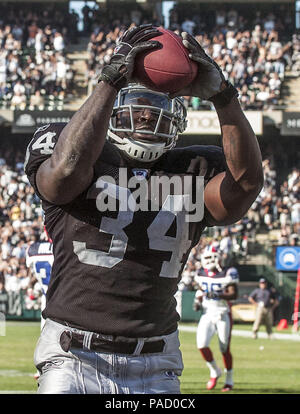 Oakland, la California, Stati Uniti d'America. 23 ott 2005. Oakland Raiders running back LaMont Giordano (34) rende il touchdown di Domenica, 23 ottobre 2005, a Oakland, in California. I raider hanno sconfitto le bollette 38-17. Credito: Al di Golub/ZUMA filo/Alamy Live News Foto Stock