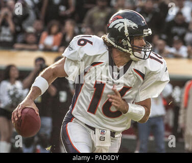 Oakland, la California, Stati Uniti d'America. Xiii Nov, 2005. Denver Broncos quarterback Jake Plummer (16) Domenica 13 Novembre, 2005, a Oakland, in California. I Broncos sconfitti i raider 31-17. Credito: Al di Golub/ZUMA filo/Alamy Live News Foto Stock