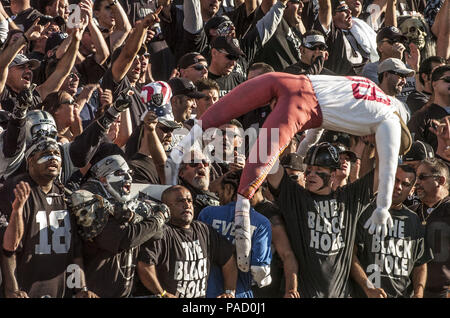 Oakland, la California, Stati Uniti d'America. Xviii Sep, 2005. Il buco nero folla mostrano disprezzo per il Kansas City Chiefs stretto fine Tony Gonzalez (88) lanciando ciuccio con il suo jersey Domenica, Settembre 18, 2005 a Oakland, in California. I capi sconfitti i raider 23-17. Credito: Al di Golub/ZUMA filo/Alamy Live News Foto Stock