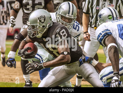 Oakland, la California, Stati Uniti d'America. 2 Ottobre, 2005. Oakland Raiders wide receiver Randy Moss (18) Domenica 2 ottobre, 2005, a Oakland, in California. I raider hanno sconfitto i cowboy 19-13. Credito: Al di Golub/ZUMA filo/Alamy Live News Foto Stock