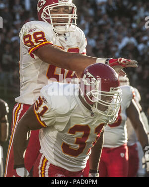 Oakland, la California, Stati Uniti d'America. Xviii Sep, 2005. Kansas City Chiefs stretto fine Tony Gonzalez (88) e marcia indietro sacerdote Holmes (31) celebrare touchdown Domenica, Settembre 18, 2005 a Oakland, in California. I capi sconfitti i raider 23-17. Credito: Al di Golub/ZUMA filo/Alamy Live News Foto Stock