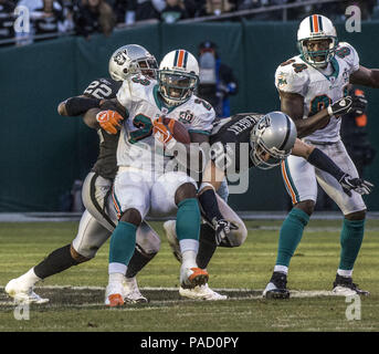 Oakland, la California, Stati Uniti d'America. 27 Nov, 2005. Miami Dolphins running back Ronnie Brown (23) Domenica, 27 novembre 2005, a Oakland, in California. I Delfini sconfitti i raider 33-21. Credito: Al di Golub/ZUMA filo/Alamy Live News Foto Stock