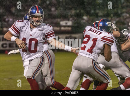 Oakland, la California, Stati Uniti d'America. 31 dic 2005. New York Giants quarterback Eli Manning (10) Hands off al running back Tiki Barber (21) il Sabato, 31 dicembre 2005, a Oakland, in California. I Giganti sconfitti i raider 30-21. Credito: Al di Golub/ZUMA filo/Alamy Live News Foto Stock