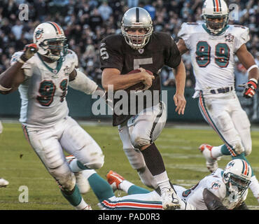 Oakland, la California, Stati Uniti d'America. 27 Nov, 2005. I raider di Oakland quarterback Kerry Collins (5) Domenica, 27 novembre 2005, a Oakland, in California. I Delfini sconfitti i raider 33-21. Credito: Al di Golub/ZUMA filo/Alamy Live News Foto Stock