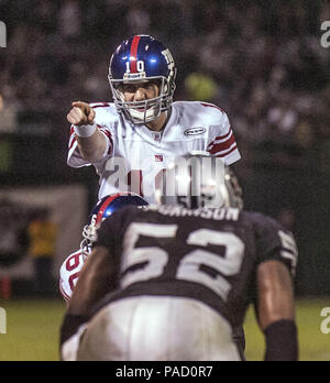 Oakland, la California, Stati Uniti d'America. 31 dic 2005. New York Giants quarterback Eli Manning (10) il Sabato, 31 dicembre 2005, a Oakland, in California. I Giganti sconfitti i raider 30-21. Credito: Al di Golub/ZUMA filo/Alamy Live News Foto Stock