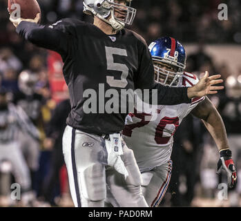 Oakland, la California, Stati Uniti d'America. 31 dic 2005. New York Giants tackle difensivo Kendrick Clancy (70) giunchi Oakland Raiders quarterback Kerry Collins (5) Sabato, 31 dicembre 2005, a Oakland, in California. I Giganti sconfitti i raider 30-21. Credito: Al di Golub/ZUMA filo/Alamy Live News Foto Stock