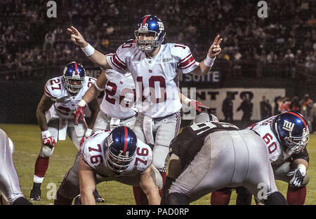 Oakland, la California, Stati Uniti d'America. 31 dic 2005. New York Giants quarterback Eli Manning (10) il Sabato, 31 dicembre 2005, a Oakland, in California. I Giganti sconfitti i raider 30-21. Credito: Al di Golub/ZUMA filo/Alamy Live News Foto Stock