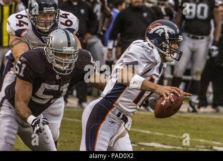 Oakland, la California, Stati Uniti d'America. Xii Nov, 2006. Oakland Raiders difensivo fine lancia Johnstone (51) giunchi Denver Broncos quarterback Jake Plummer (16), domenica 12 novembre, a Oakland, in California. I Broncos sconfitti i raider 17-13. Credito: Al di Golub/ZUMA filo/Alamy Live News Foto Stock