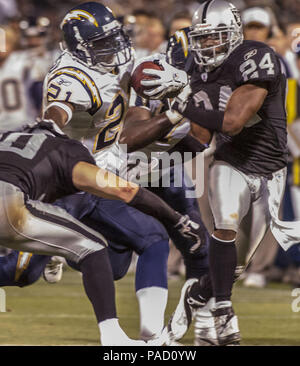 Oakland, la California, Stati Uniti d'America. Undicesimo Sep, 2006. San Diego Chargers running back LaDainian Tomlinson (21) Lunedì, 11 settembre 2006, a Oakland, in California. Il caricabatterie ha sconfitto i raider 27-0. Credito: Al di Golub/ZUMA filo/Alamy Live News Foto Stock