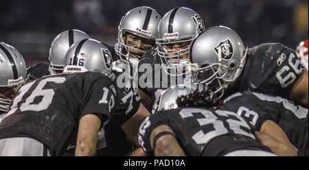 Oakland, la California, Stati Uniti d'America. 23 dic 2006. I raider di Oakland quarterback Andrew Walter (16) in huddle Sabato, 23 dicembre 2006, a Oakland, in California. I capi sconfitti i raider 20-9. Credito: Al di Golub/ZUMA filo/Alamy Live News Foto Stock