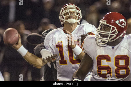 Oakland, la California, Stati Uniti d'America. 23 dic 2006. Kansas City Chiefs quarterback Trent verde (10) il Sabato, 23 dicembre 2006, a Oakland, in California. I capi sconfitti i raider 20-9. Credito: Al di Golub/ZUMA filo/Alamy Live News Foto Stock