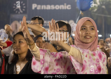 Shah Alam, Kuala Lumpur, Malesia. 21 Luglio, 2018. Multi culturale dal visitatore diverse età e religioni si vede ballare insieme al ritmo di Bon tamburo di Odori mentre ruotando il palco principale a livello nazionale Sport Complex, Shah Alam.migliaia di malesi, giapponesi e stranieri hanno partecipato al quarantaduesimo Kuala Lumpur Bon Odori Festival che si tiene a livello nazionale Sport Complex, Shah Alam il 21 luglio 2018. Il festival è uno sforzo per rafforzare e promuovere i legami culturali tra la Malaysia e Giappone. Credito: Faris Hadziq SOPA/images/ZUMA filo/Alamy Live News Foto Stock