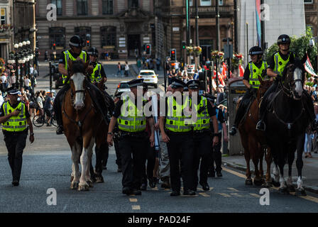 Glasgow, Renfrewshire, Regno Unito. 13 Luglio, 2018. I membri di SDL visto scortato via dalla polizia.Protesta a Glasgow contro Donald Trump in visita in Inghilterra e Scozia che ha portato a un confronto tra il processo SDL e anti-Trump contestatori. Credito: Stewart Kirby SOPA/images/ZUMA filo/Alamy Live News Foto Stock