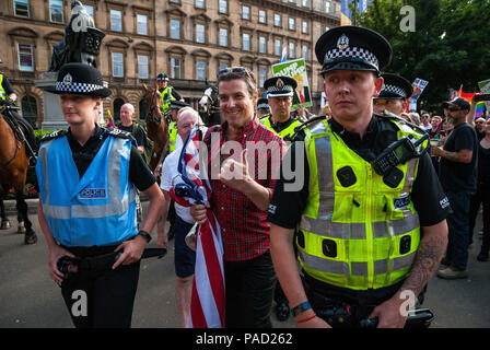 Glasgow, Renfrewshire, Regno Unito. 13 Luglio, 2018. I membri di SDL che in scena un contatore-demo essendo scortato lontano dalla protesta.Protesta a Glasgow contro Donald Trump in visita in Inghilterra e Scozia che ha portato a un confronto tra il processo SDL e anti-Trump contestatori. Credito: Stewart Kirby SOPA/images/ZUMA filo/Alamy Live News Foto Stock