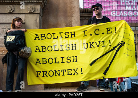 Glasgow, Renfrewshire, Regno Unito. 13 Luglio, 2018. Due manifestanti visto tenendo un banner sulla parte superiore di un monumento durante l'evento.Protesta a Glasgow contro Donald Trump in visita in Inghilterra e Scozia che ha portato a un confronto tra il processo SDL e anti-Trump contestatori. Credito: Stewart Kirby SOPA/images/ZUMA filo/Alamy Live News Foto Stock