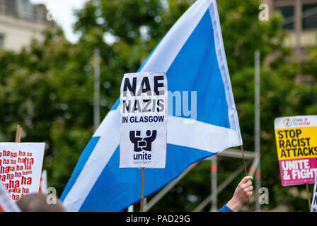 Glasgow, Renfrewshire, Regno Unito. 21 Luglio, 2018. Un manifestante visto con in mano una Nae nazisti segno davanti di una bandiera scozzese.scontri durante la protesta tra i membri dell'ultra-gruppo di destra della difesa scozzese League (SDL) e membri di varie anti-fascismo gruppi, compresi Antifa, Scozia la polizia ha salvato i membri fuori degli scontri. Credito: Stewart Kirby SOPA/images/ZUMA filo/Alamy Live News Foto Stock