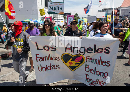 Los Angeles, Stati Uniti d'America. Il 21 luglio 2018. Le famiglie appartengono insieme Banner e manifestanti durante il mese di marzo e il ghiaccio (Immigrazione e Dogana esecuzione protesta a Los Angeles, la California il 21 luglio 2018. Nonostante la fine delle separazioni familiari presso di noi le frontiere molti bambini che erano stati portati via dai loro genitori non sono ancora ri-uniti con le loro famiglie. Credito: Aydin Palabiyikoglu Credito: Aydin Palabiyikoglu/Alamy Live News Foto Stock