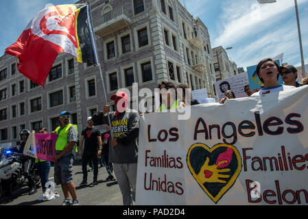 Los Angeles, Stati Uniti d'America. Il 21 luglio 2018. American Indian Movement Bandiera e famiglie appartengono insieme banner può essere visto sulla foto durante le famiglie appartengono insieme Marzo e ghiaccio (immigrazione e dogane esecuzione protesta a Los Angeles, la California il 21 luglio 2018. Nonostante la fine delle separazioni familiari presso di noi le frontiere molti bambini che erano stati portati via dai loro genitori non sono ancora ri-uniti con le loro famiglie. Credito: Aydin Palabiyikoglu Credito: Aydin Palabiyikoglu/Alamy Live News Foto Stock