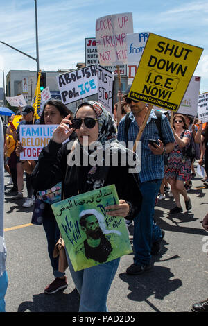 Los Angeles, Stati Uniti d'America. Il 21 luglio 2018. Un Msul sto donna da Orange County Neha Syed marzo con i manifestanti per il loro sostegno nei confronti di Trump's politiche e contro il divieto di musulmani durante le famiglie appartengono insieme Marzo e ghiaccio (immigrazione e dogane esecuzione protesta a Los Angeles, la California il 21 luglio 2018. Nonostante la fine delle separazioni familiari presso di noi le frontiere molti bambini che erano stati portati via dai loro genitori non sono ancora ri-uniti con le loro famiglie. Credito: Aydin Palabiyikoglu Credito: Aydin Palabiyikoglu/Alamy Live News Foto Stock