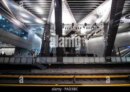 Amsterdam, Paesi Bassi. Il 21 luglio 2018. Nuova linea metropolitana aperta. Il Noord-Zuidlijn Lijn (52) dispone di 6 stazioni, e è 9,7 chilometri e ha preso 16 anni a costruire per un prezzo di poco più di 3 miliardo di euro. Sabato 21 Luglio il pubblico potrebbe prendere un giro libero e circa 60.000 passeggeri ha colto l'occasione. Credito: Arttext/Alamy Live News Foto Stock