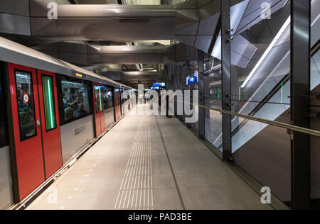Amsterdam, Paesi Bassi. Il 21 luglio 2018. Nuova linea metropolitana aperta. Il Noord-Zuidlijn Lijn (52) dispone di 6 stazioni, e è 9,7 chilometri e ha preso 16 anni a costruire per un prezzo di poco più di 3 miliardo di euro. Sabato 21 Luglio il pubblico potrebbe prendere un giro libero e circa 60.000 passeggeri ha colto l'occasione. Credito: Arttext/Alamy Live News Foto Stock