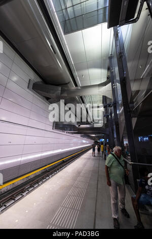 Amsterdam, Paesi Bassi. Il 21 luglio 2018. Nuova linea metropolitana aperta. Il Noord-Zuidlijn Lijn (52) dispone di 6 stazioni, e è 9,7 chilometri e ha preso 16 anni a costruire per un prezzo di poco più di 3 miliardo di euro. Sabato 21 Luglio il pubblico potrebbe prendere un giro libero e circa 60.000 passeggeri ha colto l'occasione. Credito: Arttext/Alamy Live News Foto Stock
