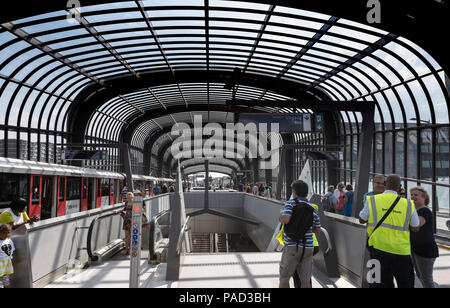 Amsterdam, Paesi Bassi. Il 21 luglio 2018. Nuova linea metropolitana aperta. Il Noord-Zuidlijn Lijn (52) dispone di 6 stazioni, e è 9,7 chilometri e ha preso 16 anni a costruire per un prezzo di poco più di 3 miliardo di euro. Sabato 21 Luglio il pubblico potrebbe prendere un giro libero e circa 60.000 passeggeri ha colto l'occasione. Credito: Arttext/Alamy Live News Foto Stock