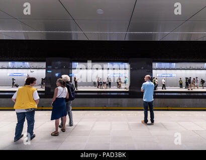Amsterdam, Paesi Bassi. Il 21 luglio 2018. Nuova linea metropolitana aperta. Il Noord-Zuidlijn Lijn (52) dispone di 6 stazioni, e è 9,7 chilometri e ha preso 16 anni a costruire per un prezzo di poco più di 3 miliardo di euro. Sabato 21 Luglio il pubblico potrebbe prendere un giro libero e circa 60.000 passeggeri ha colto l'occasione. Credito: Arttext/Alamy Live News Foto Stock