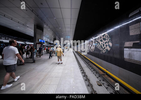 Amsterdam, Paesi Bassi. Il 21 luglio 2018. Nuova linea metropolitana aperta. Il Noord-Zuidlijn Lijn (52) dispone di 6 stazioni, e è 9,7 chilometri e ha preso 16 anni a costruire per un prezzo di poco più di 3 miliardo di euro. Sabato 21 Luglio il pubblico potrebbe prendere un giro libero e circa 60.000 passeggeri ha colto l'occasione. Credito: Arttext/Alamy Live News Foto Stock