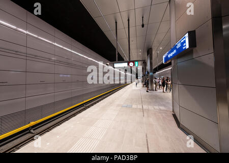 Amsterdam, Paesi Bassi. Il 21 luglio 2018. Nuova linea metropolitana aperta. Il Noord-Zuidlijn Lijn (52) dispone di 6 stazioni, e è 9,7 chilometri e ha preso 16 anni a costruire per un prezzo di poco più di 3 miliardo di euro. Sabato 21 Luglio il pubblico potrebbe prendere un giro libero e circa 60.000 passeggeri ha colto l'occasione. Credito: Arttext/Alamy Live News Foto Stock