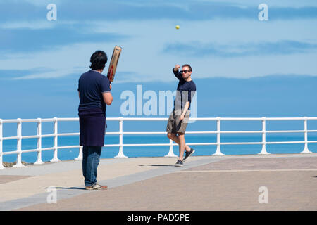 Aberystwyth Wales UK, domenica 22 luglio 2018 UK Meteo: giovani uomini giocano una improvvisata partita di cricket sul lungomare di Aberystwyth su un gloriosamente soleggiata Domenica mattina nel Galles occidentale. Il Regno Unito vasta ondata di caldo continua senza tregua dal clima assai secco e le temperature sono prevista supera 30ºC di nuovo entro la fine della settimana Photo credit: Keith Morris / Alamy Live News Foto Stock