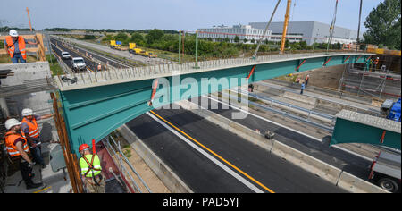 22 luglio 2018, Francoforte (Oder), Germania: La prima di un totale di cinque travi ponte, ciascuno del peso di circa 25 tonnellate, sarà sollevato tramite il completamente chiuso A12 sul nuovo riscontri per il ponte di tram. La A12 è stato completamente chiuso in entrambe le direzioni dal sabato notte. La fermata del tram ponte doveva essere ricostruita perché la vecchia struttura era stata danneggiata da "concreto il cancro". La costruzione iniziò nel dicembre 2017 e dovrebbe essere completato nel dicembre 2018. Foto: Patrick Pleul/dpa-Zentralbild/ZB Credito: dpa picture alliance/Alamy Live News Foto Stock