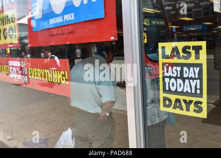 Wood Green, Londra, Regno Unito. Il 22 luglio 2018. Ultimo giorno di negoziazione presso il negozio Poundworld in legno verde. Credito: Matteo Chattle/Alamy Live News Foto Stock