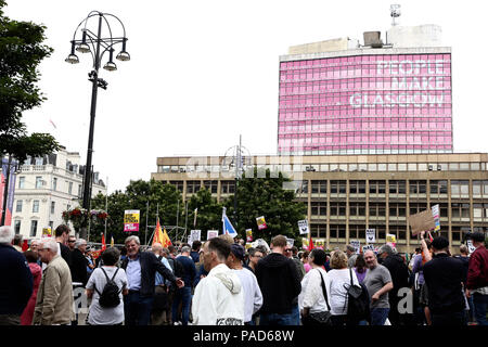 Glasgow, Regno Unito. 21 Luglio, 2018. I manifestanti in George Square, Glasgow dimostrare contro una difesa scozzese campionato rally 21/07/2018 Credit: Demelza Kingston/Alamy Live News Foto Stock