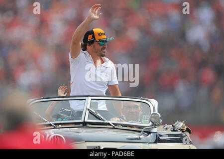 Germania, Hockenheim. 22 Luglio, 2018. Motor-sport, Campionato del Mondo di Formula 1, il Gran Premio di Germania a Hockenheim Ring, Gara: Fernando Alonso dalla Spagna del team McLaren F1 Team le onde a tifosi durante il driver parade Credito: Jan Woitas/dpa-Zentralbild/dpa/Alamy Live News Foto Stock