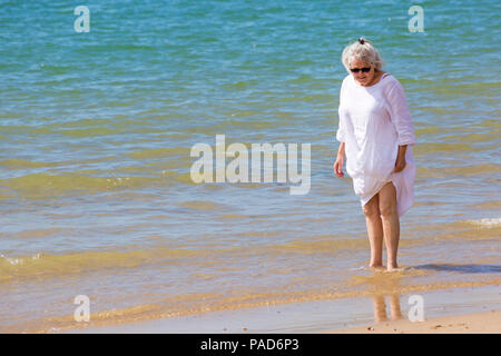 Bournemouth Dorset, Regno Unito. Il 22 luglio 2018. Regno Unito: Meteo Sole e caldo a Bournemouth spiagge, come testa sunseekers al mare a prendere il sole. Gruppo di Londra vestito di bianco abbigliamento godono di una pala in mare. Credito: Carolyn Jenkins/Alamy Live News Foto Stock