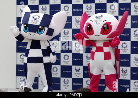 Tokyo, Giappone. 22 Luglio, 2018. Luglio 22, 2018, Tokyo, Giappone - Tokyo Olimpiadi 2020 Miraitowa mascotte (L) e Tokyo 2020 Paralimpiadi Someity mascotte (R) reagiscono al pubblico come fanno un debutto pubblico della manifestazione presso il Tokyo Midtown Hibiya a Tokyo domenica 22 luglio, 2018. La prossima estate i Giochi olimpici si terranno a Tokyo dal 24 luglio 2020. (Foto da Yoshio Tsunoda/AFLO) LWX -ytd- Credito: Aflo Co. Ltd./Alamy Live News Foto Stock