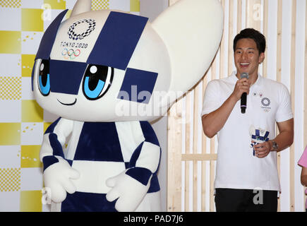 Tokyo, Giappone. 22 Luglio, 2018. Luglio 22, 2018, Tokyo, Giappone - Tokyo Olimpiadi 2020 Miraitowa mascotte (L) sorrisi con Rio de Janeiro Nuoto Olimpiadi medaglia di bronzo Daiya Seto (R) come Miraitowa e Tokyo 2020 mascotte Paralimpiadi Someity rendere pubblico un evento di debutto presso il Tokyo Midtown Hibiya a Tokyo domenica 22 luglio, 2018. La prossima estate i Giochi olimpici si terranno a Tokyo dal 24 luglio 2020. (Foto da Yoshio Tsunoda/AFLO) LWX -ytd- Credito: Aflo Co. Ltd./Alamy Live News Foto Stock