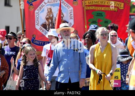 Dorset, Regno Unito 22 luglio 2018. Jeremy Corbyn conduce la parata Credito: Finnbarr Webster/Alamy Live News Foto Stock