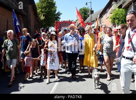 Dorset, Regno Unito 22 luglio 2018. Jeremy Corbyn conduce la parata Credito: Finnbarr Webster/Alamy Live News Foto Stock