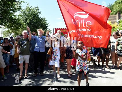 Dorset, Regno Unito 22 luglio 2018. Jeremy Corbyn conduce la parata Credito: Finnbarr Webster/Alamy Live News Foto Stock