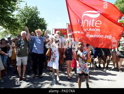 Dorset, Regno Unito 22 luglio 2018. Jeremy Corbyn conduce la parata Credito: Finnbarr Webster/Alamy Live News Foto Stock