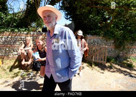 Dorset, Regno Unito 22 luglio 2018. Jeremy Corbyn conduce la parata Credito: Finnbarr Webster/Alamy Live News Foto Stock