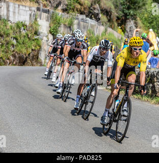 Pont-de-Montvert-Sud-Mont-Lozere, Francia - 21 Luglio 2018: Geraint Thomas di Team Sky, in maglia gialla nella parte anteriore del peloton scendendo una strada in occitano regione durante la fase 14 del Tour de France 2018. Credito: Radu Razvan/Alamy Live News Foto Stock
