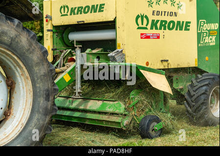 Ballydehob, West Cork, Irlanda. 22 luglio 2018. L'agricoltore Michael Pat Ward, con sede a Durrus, raccoglie l'erba per la produzione di silaggi in un altro giorno molto caldo in Irlanda. Il tempo sarà modificabile nei prossimi giorni con previsioni di pioggia per tutta la settimana. Le temperature scenderanno agli anni dell'adolescenza/ai venti centigradi bassi. Credit: Notizie dal vivo di AG/Alamy. Foto Stock