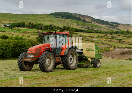 Ballydehob, West Cork, Irlanda. 22 Luglio, 2018. Durrus basato agricoltore Michael Pat Ward raccoglie erba per la produzione di insilati bails su un'altra giornata molto calda in Irlanda. Il meteo sarà modificabile per i prossimi giorni con previsioni di pioggia per tutta la settimana. Temperature cadranno per i ragazzi di alta/bassa 20's Celsius. Credito: Andy Gibson/Alamy Live News. Foto Stock